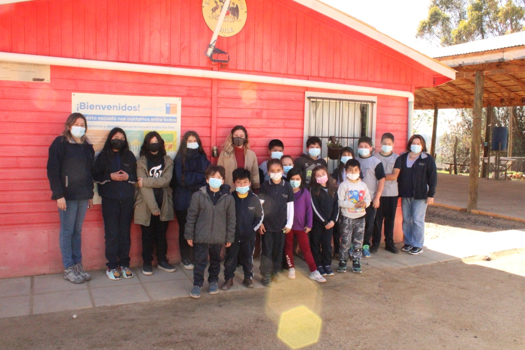Niños y niñas de la Escuela Pedernales de Cauquenes junto a Eliana Hertstein, de Familia Runrún.